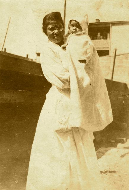 Mary Mason Stewart holding her granddaughter Mary Elizabeth Stewart
